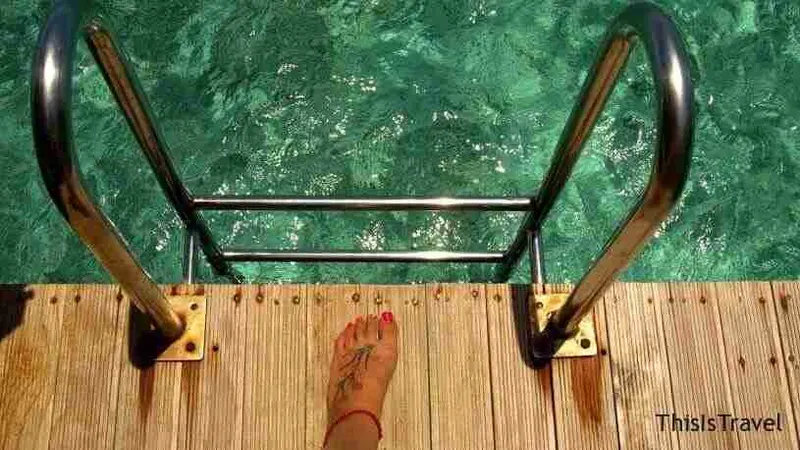 Escalera de la terraza del water bungalow que baja directa al mar