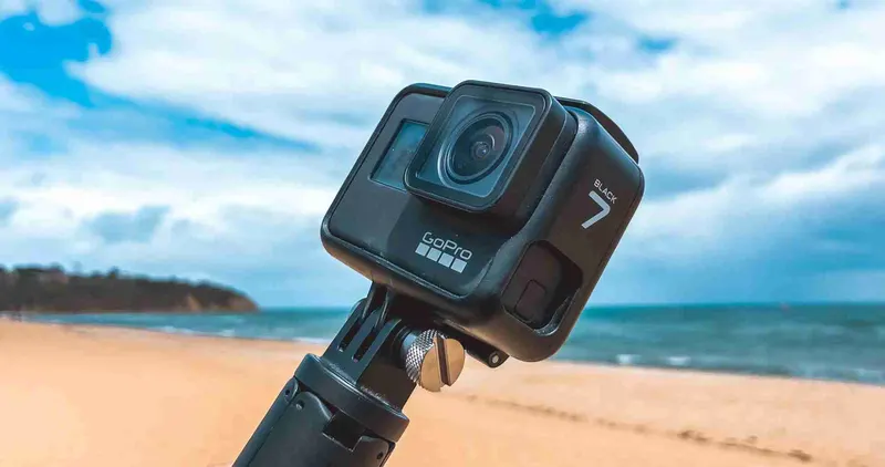 Una GoPro HERO7 en su palo, en la playa