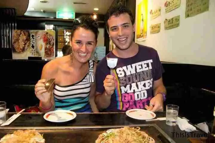 Comiendo okonomiyaki, la pizza japonesa, en Nara