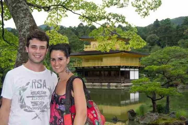 _DSC0051%25281%25291)
–Ginkaku-ji : Templo plateado.
![pabellon%2520plateado1)
–Kinkakuji: Templo dorado: sin palabras…
![_DSC0077%25281%25291)
-1º intento Rioan-ji: llegamos a las 16,45 y ya no pudimos visitarlos así que decidimos volver al ryokan, refrescarnos aunque había sido un día fresquito.
Estuvo llovió tranquilamente un rato pero no nos molestó exageradamente…
Acabámos el día cenando cerca de la estación y luego la visitamos. Kyoto tiene algo que atrapa…
Es una pena que cierren tan pronto los templos, aproximandamente sobre las 17h en verano…
![Nosotros en el templo dorado de Kyoto