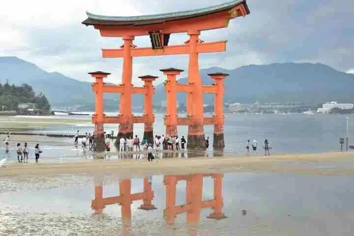El torii de Miyajima con la marea baja