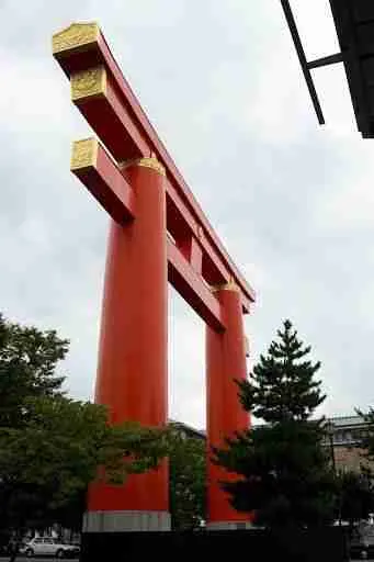 El gran torii rojo de Heian, en Kyoto