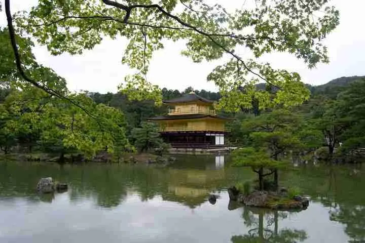 El Kinkaku-ji, el pabellón dorado, junto a su estanque