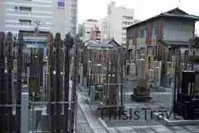Cementerio entre edificios en pleno centro de Kyoto