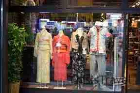 Escaparate con kimonos en una tienda de Kyoto