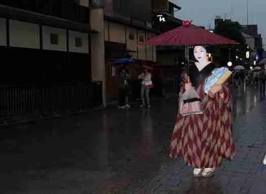 _DSC09531)![_DSC09541)![_DSC0201(1)1)
Y nos fuimos a visitar la zona de Pontocho y el distrito Gion. Lloviznando, no pensábamos que encontraríamos ninguna maiko o geisha pero sorpresaaaa!!!! Encontramos a 3, una en taxi y 2 a pie! ESPECTACULAR!!
Calles comerciales y centros comerciales, nos recorrimos y acabamos cenando en el hotel.
La experiencia de dormir en un futón fue genial, agradable, con mala pata que conocí los mosquitos japoneses, sigilosos pero picones!
![Maiko caminando a un local en Gion