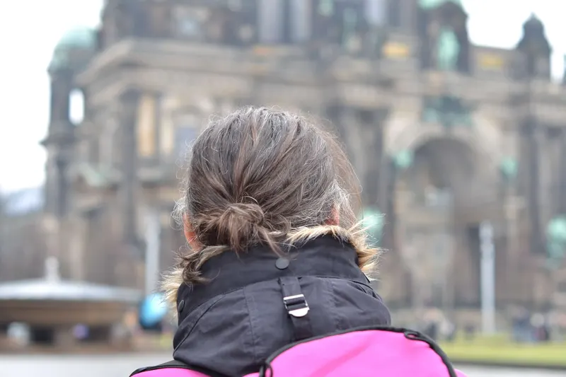 Kyke mirando la catedral de berlin