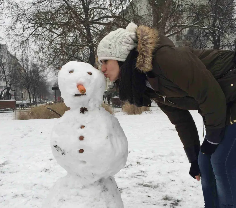 besando a mi muñeco de nieve