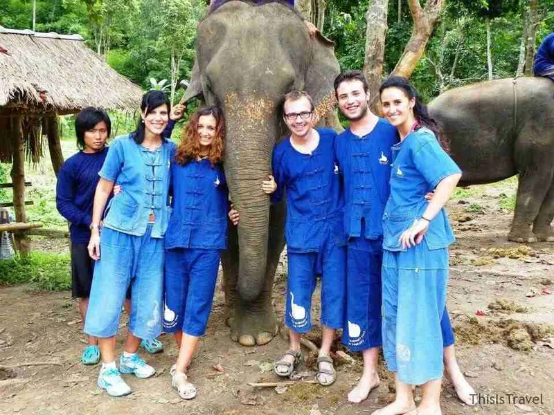 Equipo español junto con nuestro elefante