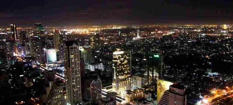 skyline nocturno de Bangkok desde Sirocco