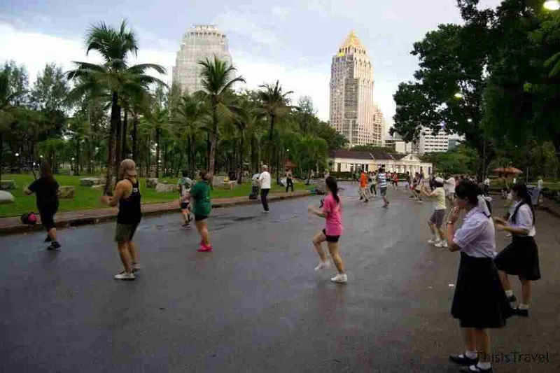 Clase de aerobic al aire libre en el parque Lumpini