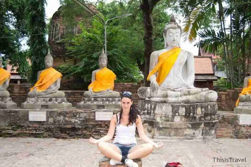 meditando en Wat Yai Chaimongkhol