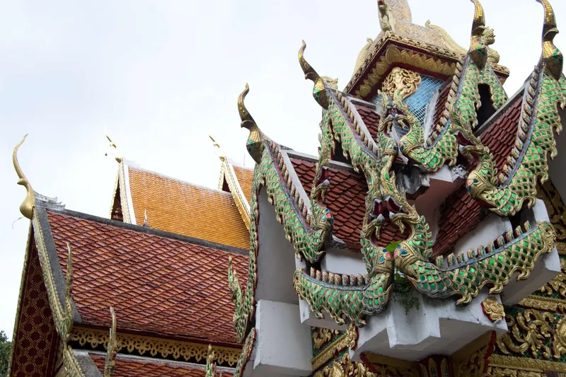 Tejados con serpientes naga en un templo de Chiang Mai