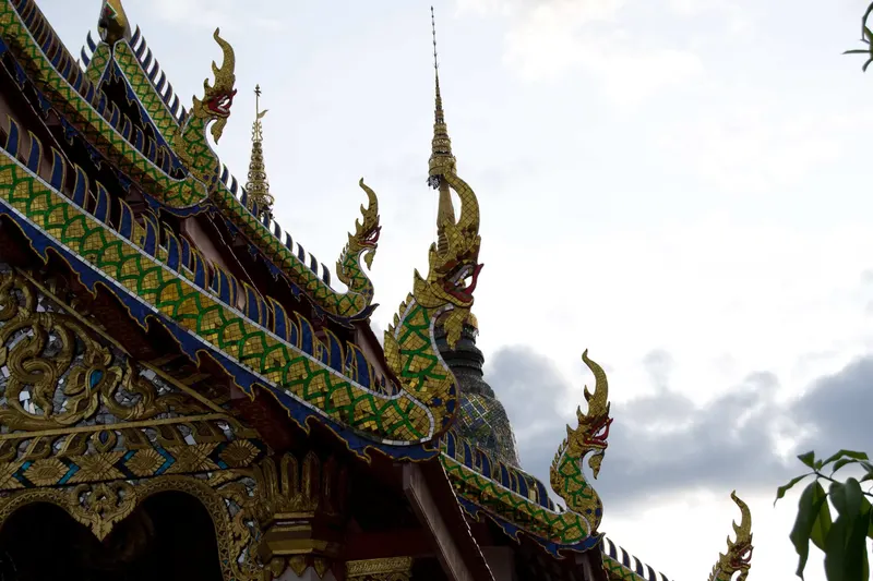 Tejado de un templo tailandés con remates de naga