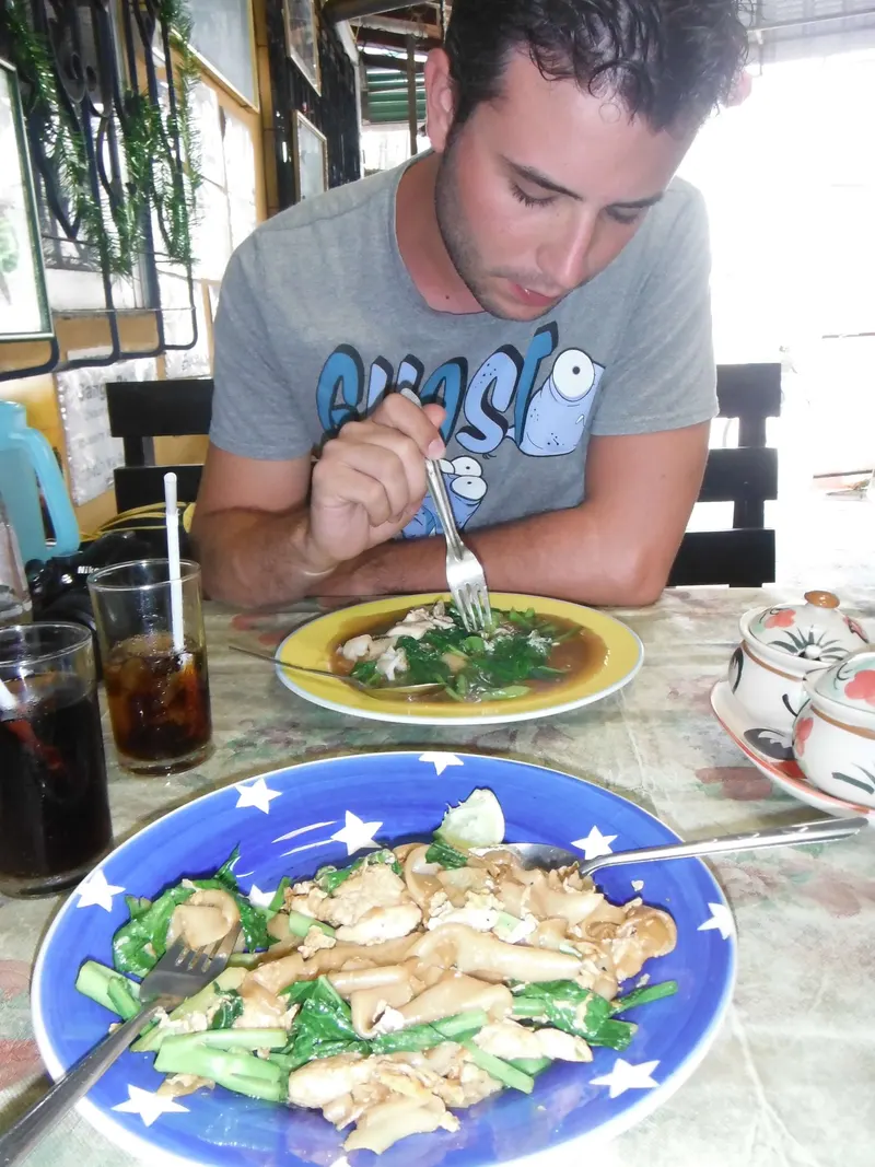 Comida thai en el restaurante Sabai-Sabai de Chiang Mai