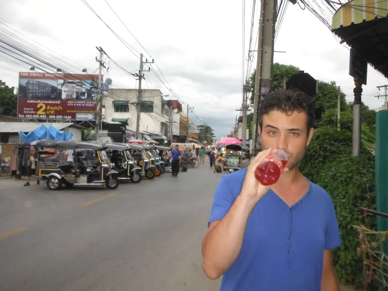 Parada para refrescarse en una calle con tuk-tuks, cerca de Chiang Mai