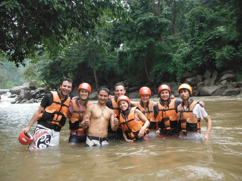Grupo de rafting en el río Mae Taeng