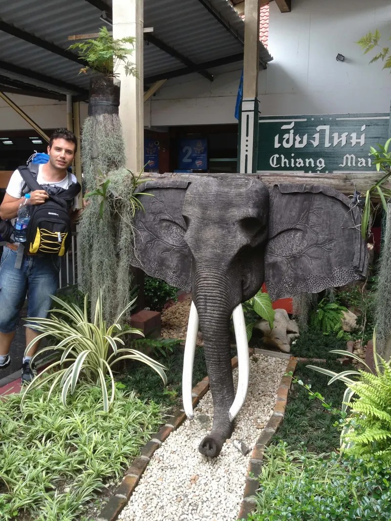 Estatua de un elefante en la estación de tren de Chiang Mai