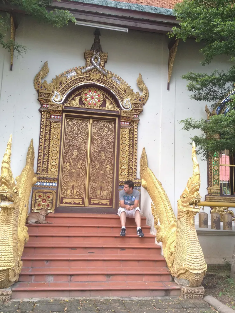 Puerta dorada de un templo del centro de Chiang Mai
