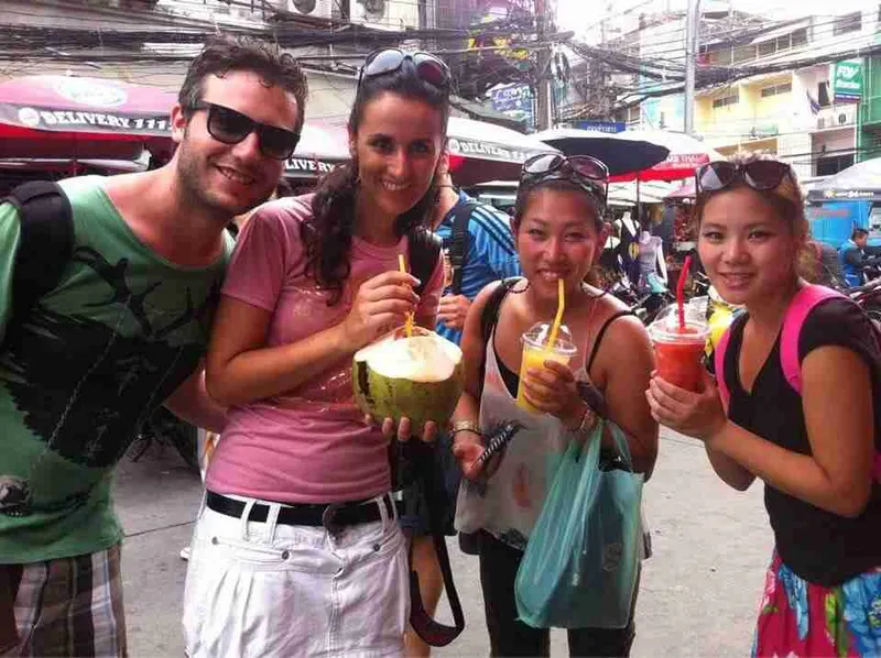 tomandonos un zumo en Khaosan road