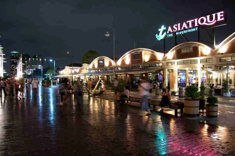 comprando en el centro comercial Asiatique