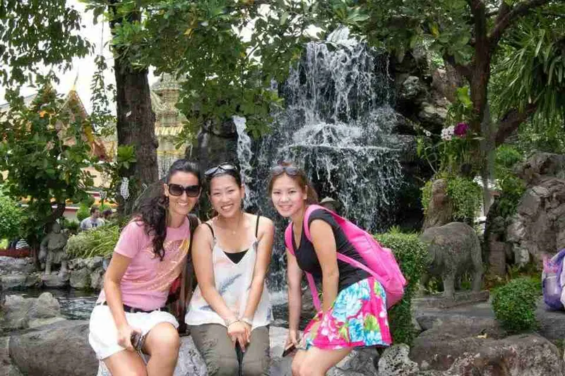 las japonesas y Angela en el Wat Pho
