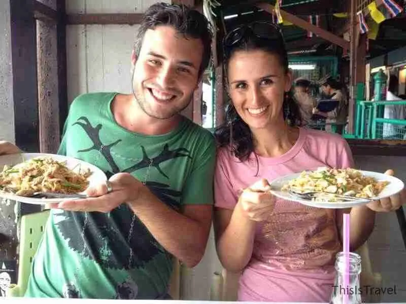 comiendo nuestro plato favorito tailandes