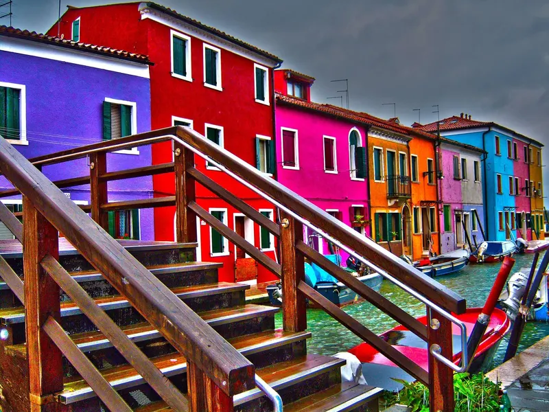 Casas de colores junto a un canal de Burano