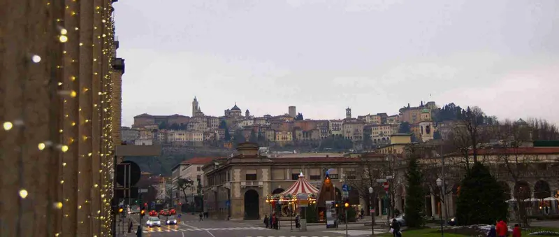 La Città Alta de Bérgamo en lo alto de la colina, vista desde la ciudad baja con luces de Navidad