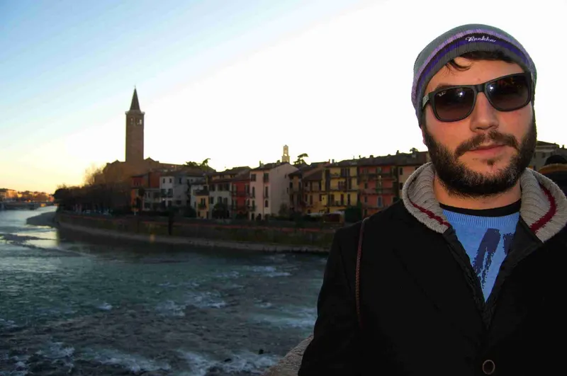 kyke con las vistas de Verona al fondo