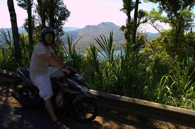 Kike con la moto con el Volcan Batur y su lago