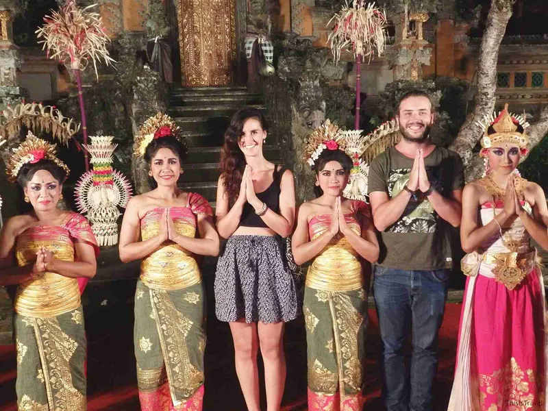 con las bailarinas indonesias