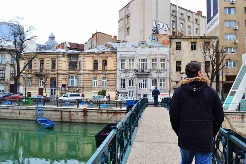 curzando el rio de Bucarest