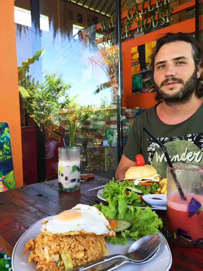 Arroz frito con huevo en un café de Ubud