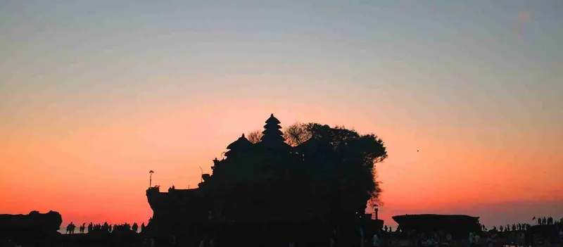 Silueta del templo de Tanah Lot al atardecer, en Bali