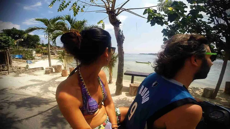 con la moto por Nusa Lembongan