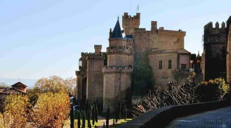 Castillo de piedra con torres almenadas en Navarra