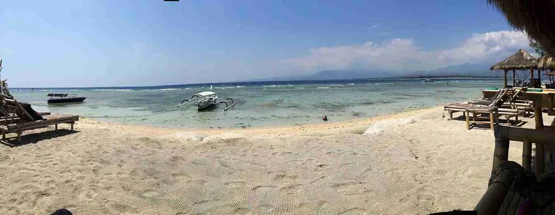 Angela en las aguas de Gili Air
