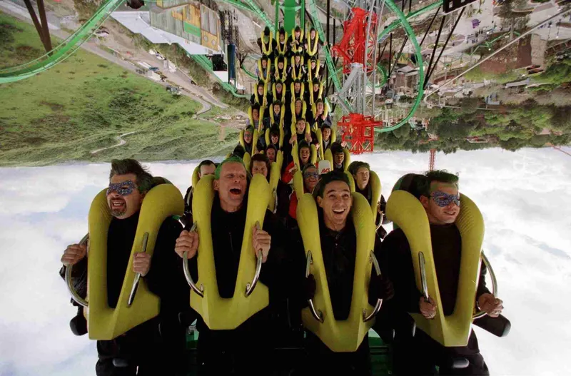 Pasajeros gritando en plena bajada de una montaña rusa