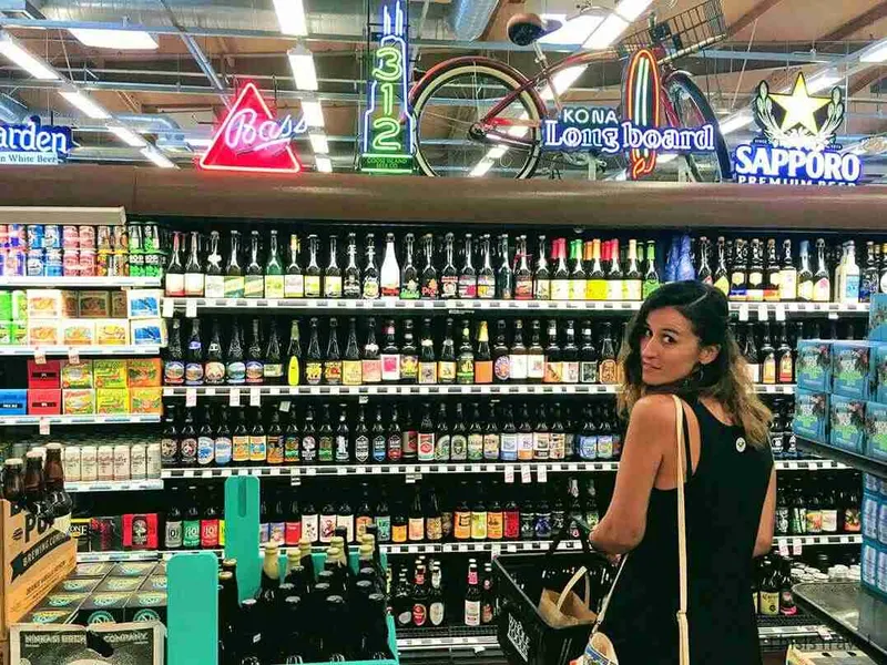 Viajera comprando provisiones en un supermercado de Los Ángeles
