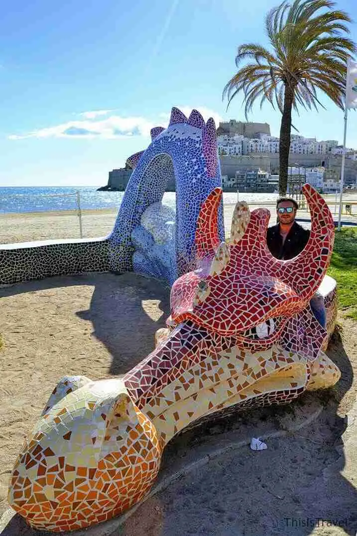Quique sobre el dragon de Peñiscola