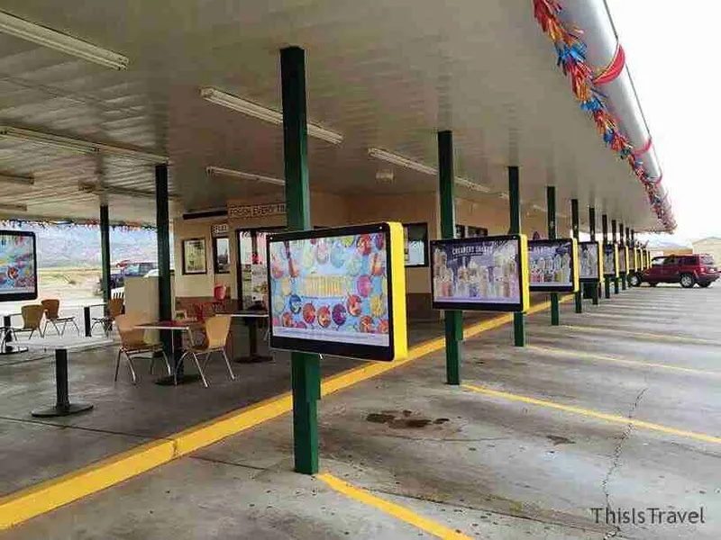 Zona cubierta con vitrinas y paneles expositivos de colores en Kayenta