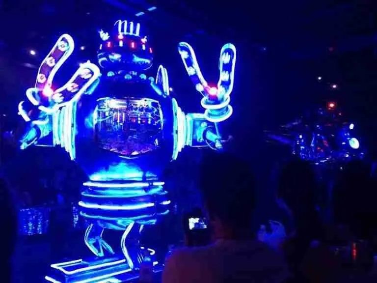 Modo traveller disfrutando del Robot Restaurant