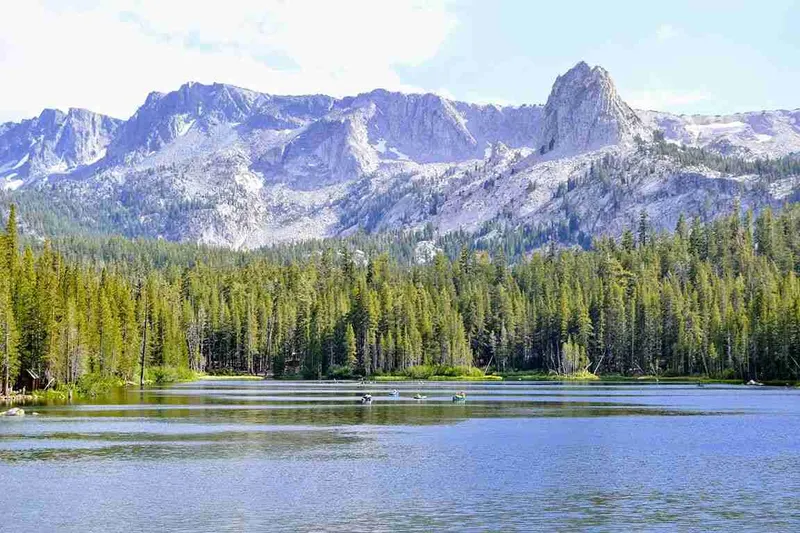 Lago de montaña rodeado de pinos bajo los picos de Mammoth Lakes