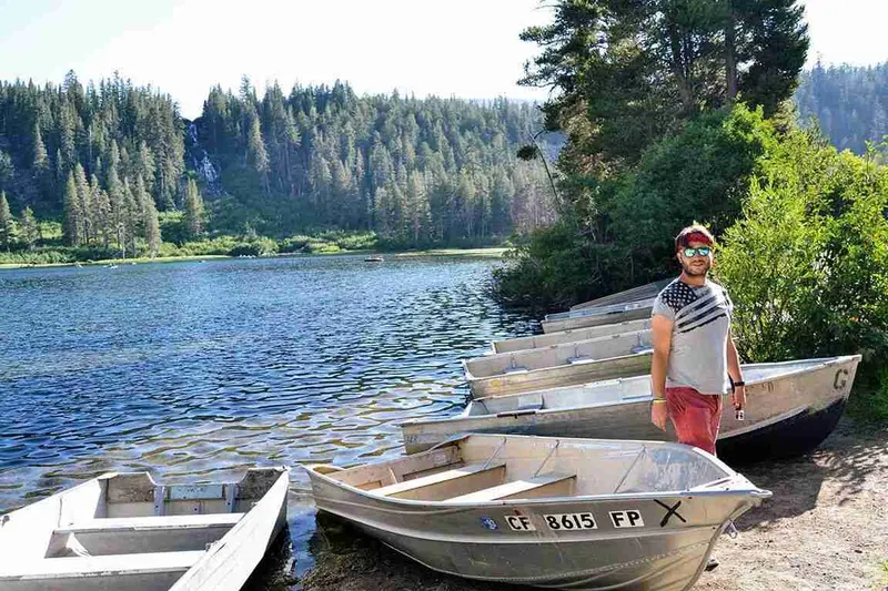 Barcas de remo varadas en la orilla de un lago de Mammoth Lakes