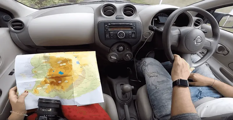 Interior del coche de alquiler con el mapa de la isla, en Mauricio