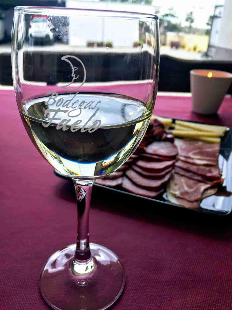 catando el vino blanco