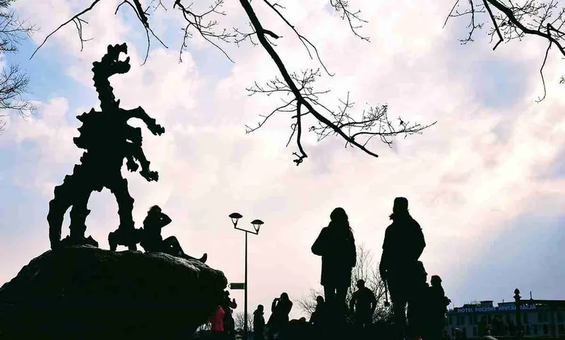 Junto al dragón del castillo de Wawel