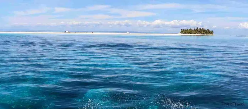 Agua turquesa y transparente del banco de arena de Kalanggaman