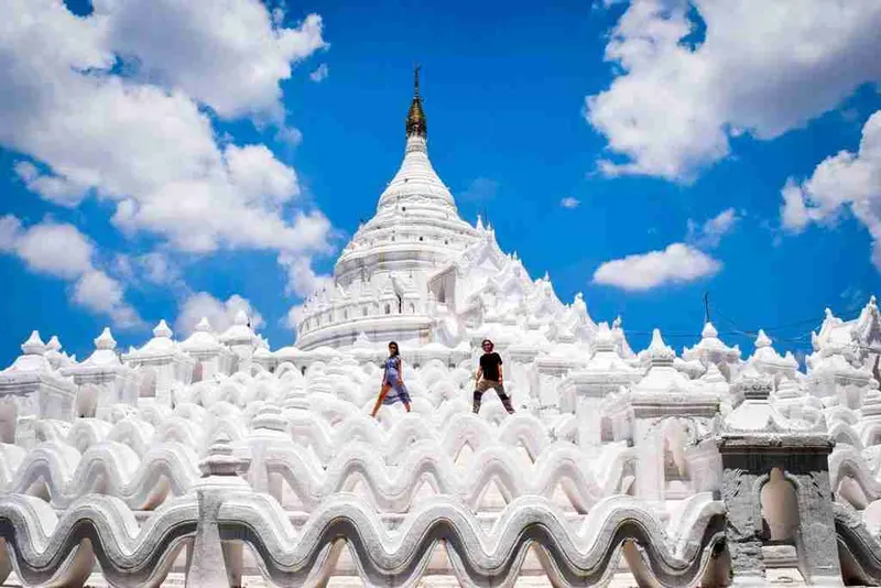 Terrazas onduladas y blancas de la pagoda Hsinbyume, en Mingun